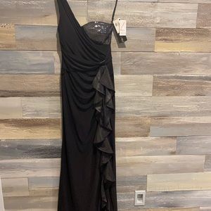 Elegant Black One-Shoulder Evening Dress with Ruffle Detail